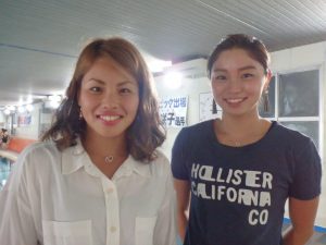 清水選手(写真左)と東洋大学３年の菊池優奈選手(写真右)。 菊池選手は、萩野選手の１年後輩で、日本選手権やジャパンオープン、日本学生選手権に出場し優勝争いをしているトップスイマーです。